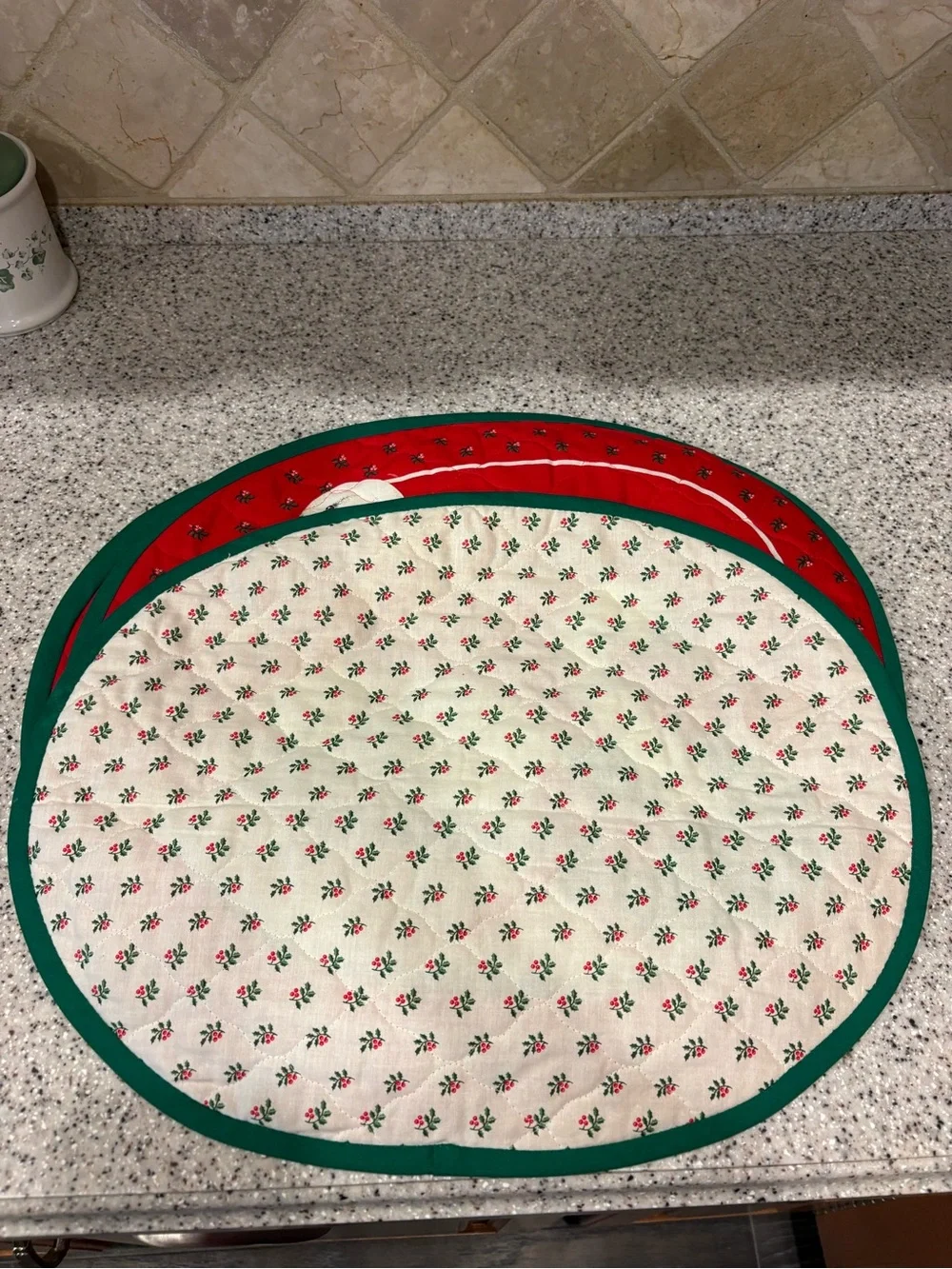 Vintage 1980s handmade quilted oval Christmas placemat white swan & Tree Skirt